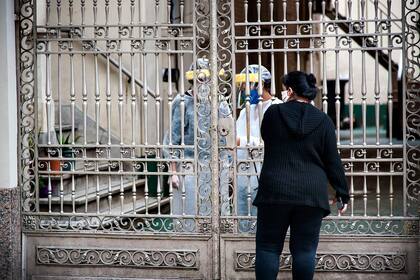 En un geriátrico del centro de Rosario se contagiaron 32 personas de coronavirus