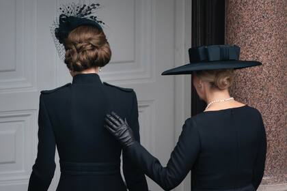 En un gesto de
complicidad y contención, Sophie le pone la mano en el hombro cuando se van del balcón.