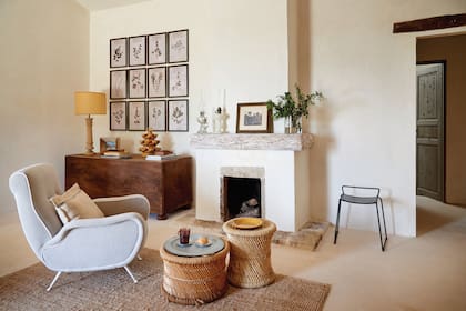 En un homenaje a la vegetación del lugar, enmarcaron hierbas de la zona para formar una composición junto a la chimenea.