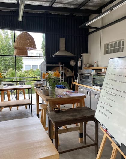 En un inicio y en su primera locación, El Sagrado vendía panes, pastelería y hasta hacía pizzas, así como talleres.