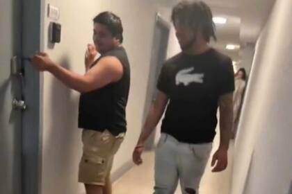 En un instante, el hombre destrabó la puerta que otras personas habían manipulado por varios minutos