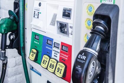 En un intento por frenar los incrementos de precios, el gobernador de California ordenó acelerar la transición a la gasolina de invierno