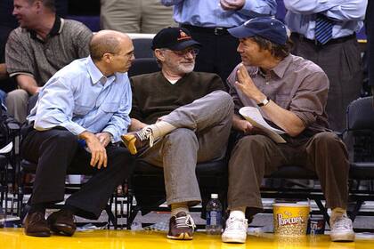 En un partido de Los Angeles Lakers y en vísperas del Kentucky Derby, Spielberg se mostró con una gorra de su caballeriza.