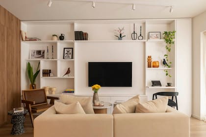 En un living angosto, se optó por el sillón modular (Helmut) de poca profundidad, pero gran confort. El escritorio de la biblioteca altera la modulación para crear un espacio de estudio o trabajo.