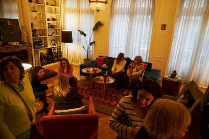En un living sumamente cálido, las participantes del encuentro comienzan a relacionarse antes que Ramiro Arzuaga aparezca en escena