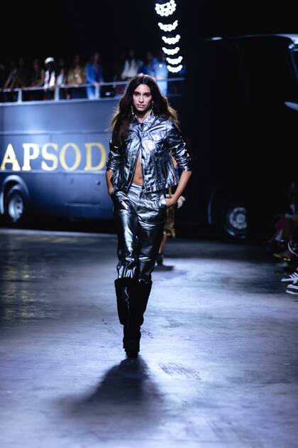 En un mega despliegue, participaron 60 modelos. La colección mostró la mejor versión de estos 25 años de experiencia: variedad de colores, bordados florales y geométricos, texturas y brillos.