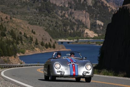En un Mercedes Benz 190 SL, de 1958, los competidores Ignacio Iglesias Blanco y María Sandoval.