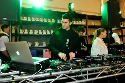 En un momento de la noche, Francisco Tinelli tomó el control de la cabina del DJ y deleitó a los invitados con sus elegidos