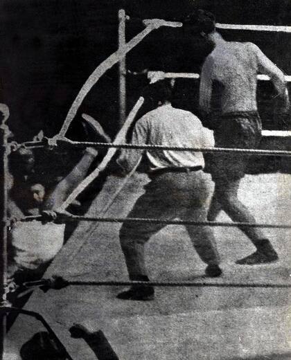 En un momento inolvidable, Firpo lanza a Dempsey fuera del ring.