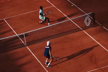 En un partido de alto vuelo, Alejandro Tabilo (abajo) le ganó al local Moise Kouame