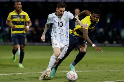En un partido entre Argentina y Ecuador por la Copa América de Brasil, Robert Arboleda persigue a Lionel Messi, en Brasilia, en 2021.