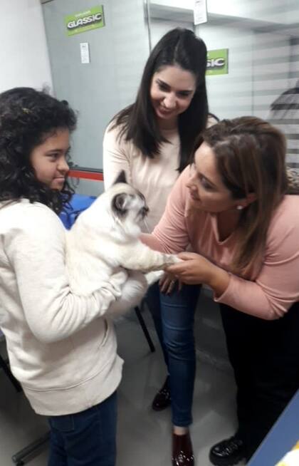 En un paseo: Lauri cuenta a los curiosos todo lo que hace con su mejor amigo Simón.