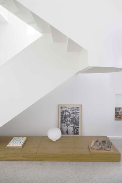 En un PH de Parque Saavedra la dupla de arquitectos Ordoñez Wenzke propuso una pieza metálica curva que reemplazara una sencilla escalera de madera y hierro original.