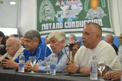 En un plenario de delegados del Sindicato de Camioneros, Hugo y Pablo Moyano ratificaron el paro del 24 de enero.