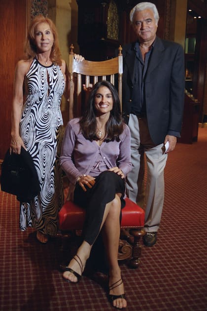 En un
posado con sus padres. “Me
llevo muy bien con ambos y
todo lo que logré fue gracias
a ellos”, dijo.