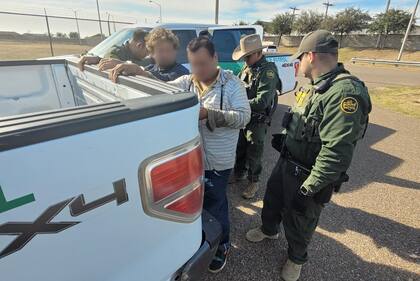 En un primer momento, las personas bajo custodia de la CBP son transportadas a una estación de la Patrulla Fronteriza u otra de procesamiento