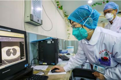 En un principio, a los médicos no se les advirtió que usaran mascarillas o ropa protectora