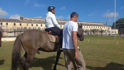 En un principio, algunos internos miraban con desconfianza; otros, con curiosidad; minutos después, uno de ellos, que había dudado en participar, bajó del caballo con otra expresión: en calma y en paz, sintió que algo dentro suyo se había transformado