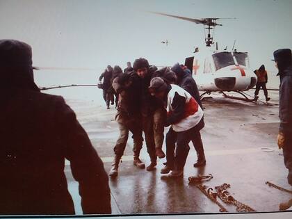 En un principio, el Ejército había decidido no llevar cuerpo médico femenino a Malvinas. Pero, como los enfermeros militares voluntarios no sabían sobre instrumentación quirúrgica, debieron llamar instrumentadoras civiles del Hospital Militar