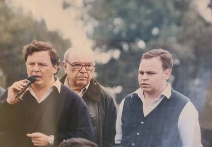 En un remate feria en el interior, el martillero junto a su padre "Don Ignacio" y su hermano Fernando