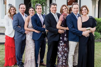 En un retrato para el recuerdo, las hermanas de Luisa y sus maridos posan con los recién casados: Paz y el polista Eduardo Heguy, Pilar y Fernando Benito y Carolina y Martín Carignani