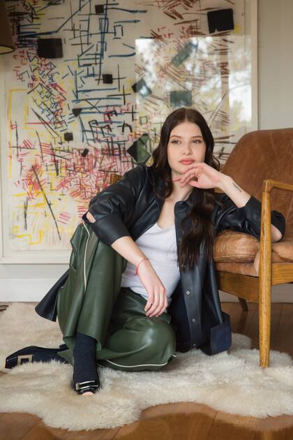 En un rincón del living de su casa de Palermo Chico. “Esta es una casa muy fit. Mamá y papá se cuidaban mucho, con comida saludable y entrenamiento físico constante. Yo heredé esas cosas”, reconoce ella.