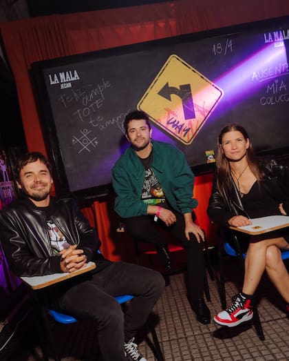 En un rincón inspirado en las aulas de Rebelde Way, Benjamín, Felipe Colombo y Camila Bordonaba.