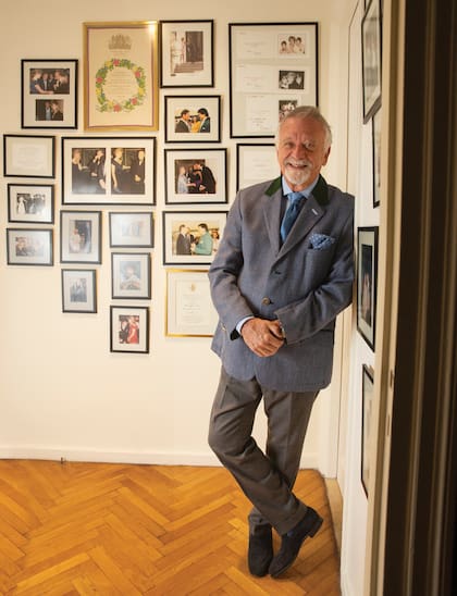 En un rincón íntimo de su casa, el diseñador y empresario guarda los recuerdos más preciados de su amiga.