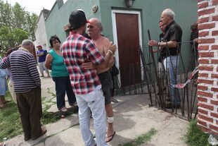 Carlos Bustamante recibe la solidaridad de vecinos de Miramar al conocerse el asesinato de su hijo 