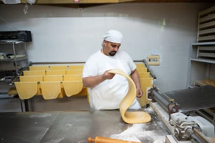 En un salón del primer piso se elaboran cada día las famosas pastas de la casa, utilizando un puñado de ingredientes básicos: una harina 0000 de buena calidad, huevo y mucha paciencia