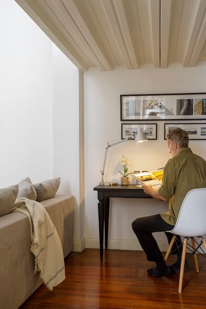 En un sector contiguo al living, debajo del entrepiso, armaron una oficina que puede funcionar como cuarto extra si viene una visita.