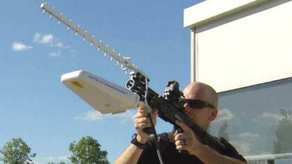 En un segundo, el rifle está operativo para bajar a un drone