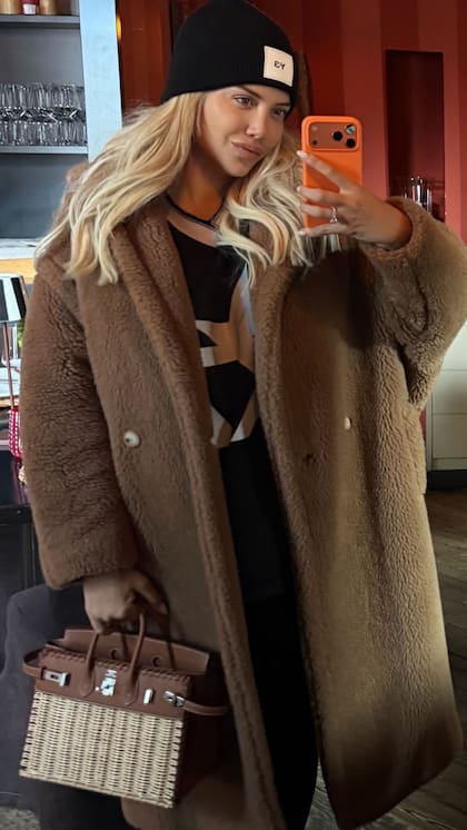 En un segundo posteo, Wanda Nara dejó ver en detalle el anillo que le habría regalado Martín Migueles