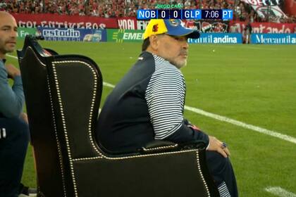 En un sillón y al pie del campo de juego: así vivió el partido Maradona
