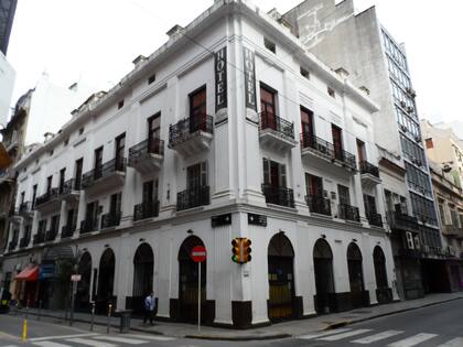 En un solar sobre la estrecha calle Rivadavia, justo donde comienza Tacuarí en el barrio de Monserrat, la ordenanza de Bernardino se resiste a la implementación. En esta esquina hoy se levanta el Hotel la Giralda, pero tiempo atrás, el n°17 supo albergar la Librería del Plata.