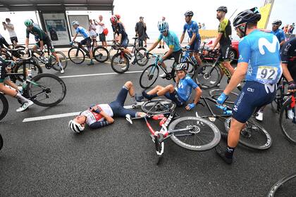En un suelo resbaladizo, gran cantidad de corredores anduvo por el suelo en Niza, durante la primera etapa del Tour de Francia.