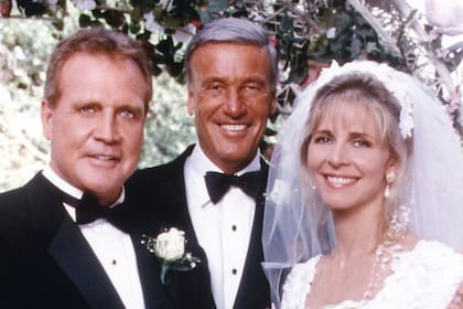 En un telefilm Bionic Ever After, posterior a la cancelación de la serie, el hombre nuclear se casa con la mujer biónica