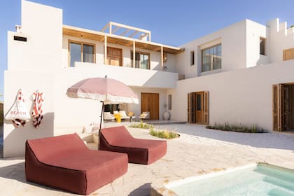 En un terreno de 1.400m 2, la vivienda tiene en planta alta una suerte de departamento privado, pensado con todas las comodidades, para cuando la pareja va sola.