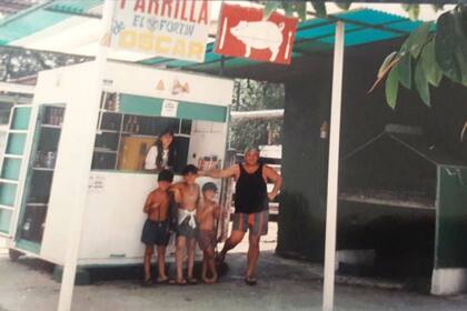 En un tiempo puso una parrilla. En la foto el cafetero posa con sus hijos