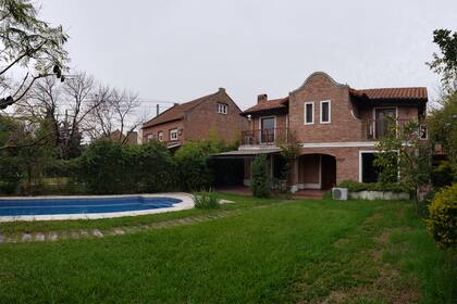 En un trabajo de hormiga, los arquitectos analizaron junto a un ingeniero cada rincón de la casa para reforzar la estructura y conservar su valor más preciado: el muro de ladrillo doble, “un sistema muy sólido al que ya casi nadie recurre”.