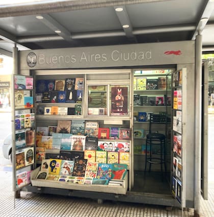 En un tradicional kiosco de diarios y revistas, el sello Libros del Zorro Rojo ofrece todo su catálogo