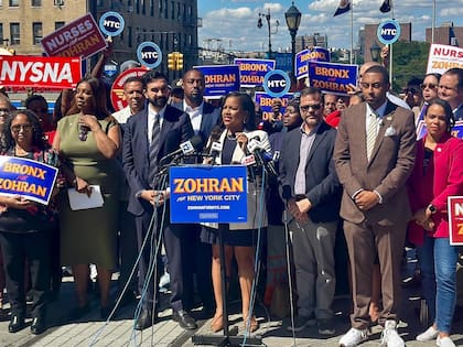 En un video de campaña para el candidato a la alcaldía de Nueva York, Mamdani, se observó como la dominicana le ayuda con su español