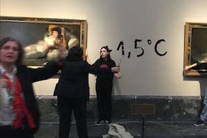 Militantes ecologistas ahora se pegaron a “Las Majas” de Goya en el Museo del Prado