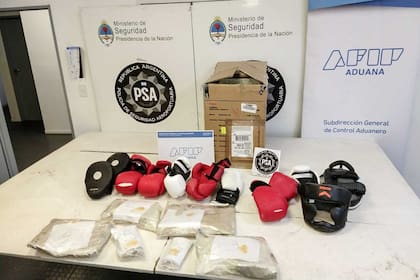 En una "entrega vigilada" se permitió el contrabando, desde Miami, de cinco kilos de metanfetaminas ocultos en una encomienda qiue contenía guantes de boxeo