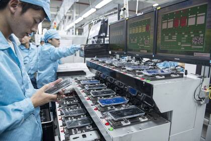 En una cadena de montaje, los empleados hacen el mismo gesto miles de veces, un proceso que ahora es reemplazado de forma paulatina por robots