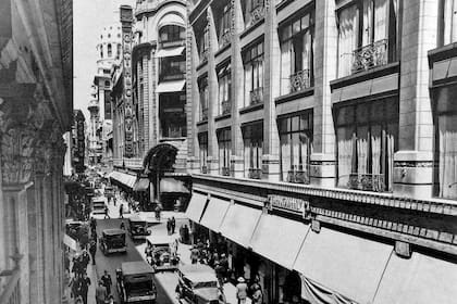 En una calle Florida, aún transitada por vehículos, se destacaba el edificio de las tiendas Gath & Chaves