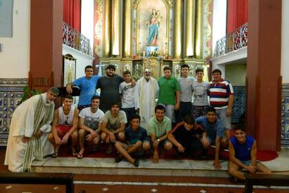 En una capilla en Ferré, junto a un grupo de jóvenes