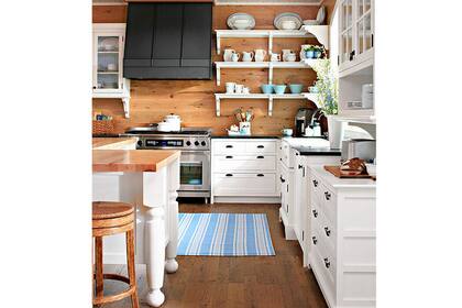 En una casa de campo donde la cocina está integrada, la madera otorga otorga su nobleza y calidez