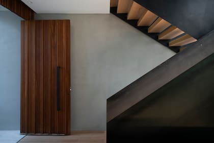 En una casa de Olivos, el arquitecto Julio Oropel apostó por una escalera escultórica de acero en bruto que dominara los cuatro niveles de la vivienda.
