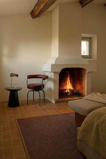 En una casa provenzal que vimos recientemente, dormitorio con chimenea de ladrillo y mampostería con la impronta medieval del lugar.